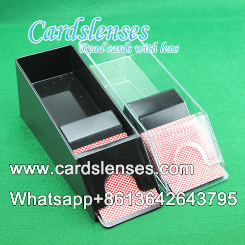 Codice a barre stampato carte da gioco segnate fotografica nella portacarte da blackjack